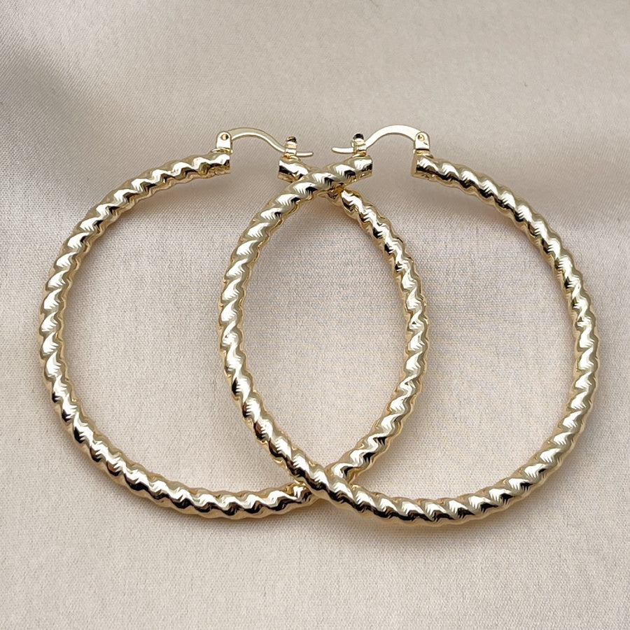 Oro Laminado Large Hoop, Gold Filled Style Hollow and Twist Design, Diamond Cutting Finish, Golden Finish