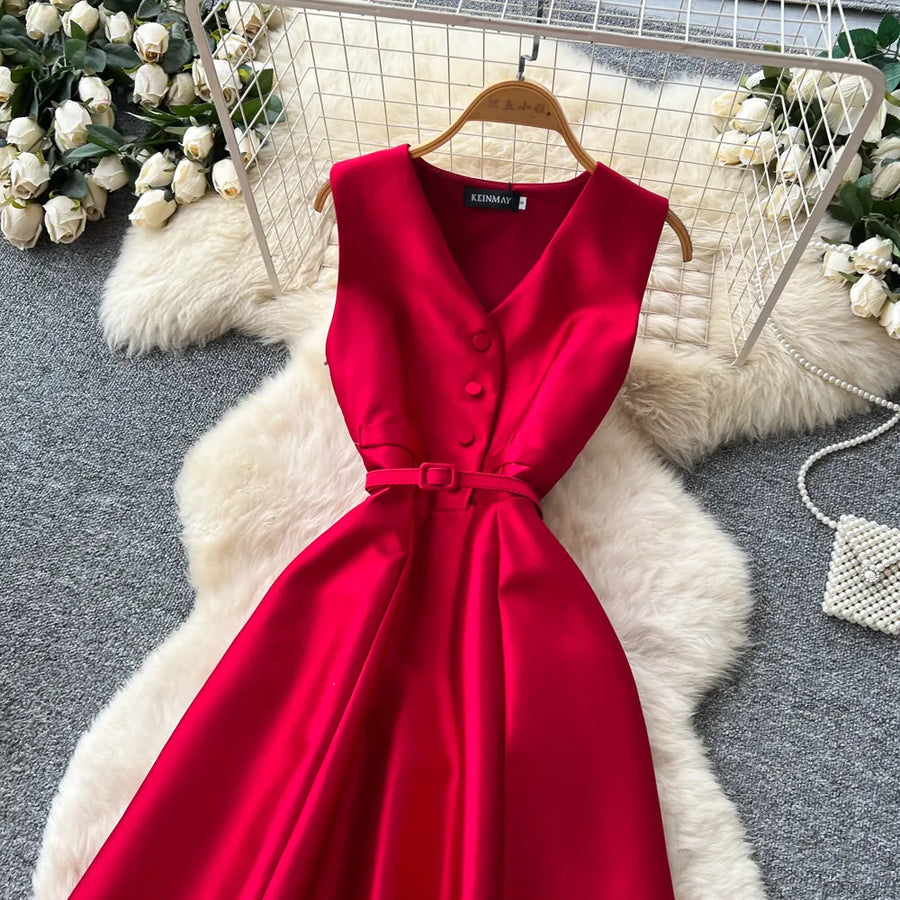 Sleeveless A-line dress with a high waist, perfect for travel, with a high-quality fitted cut.