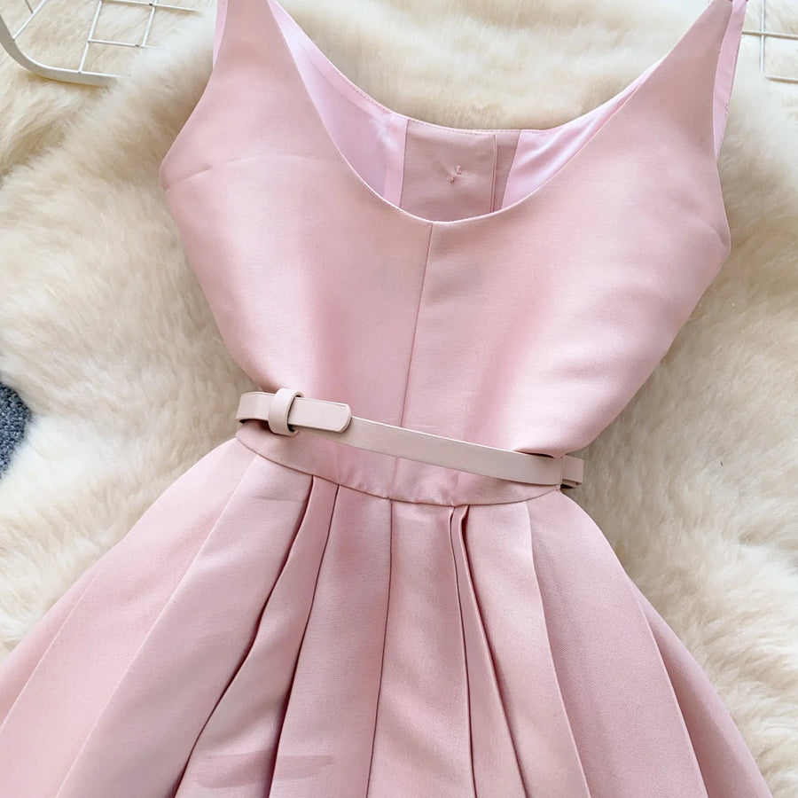High-quality A-line dress with straps, V-neck, sleeveless, elegant fitted waist