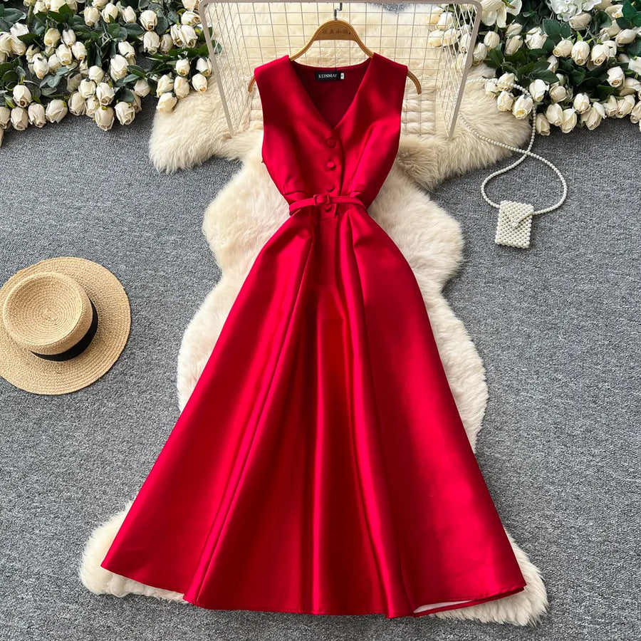 Sleeveless A-line dress with a high waist, perfect for travel, with a high-quality fitted cut.