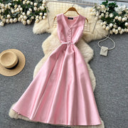 Sleeveless A-line dress with a high waist, perfect for travel, with a high-quality fitted cut.
