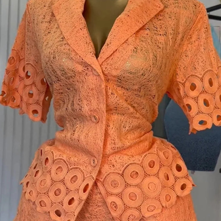 2-piece set: half-sleeved shirt and shorts with lace embroidery