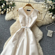 Sleeveless A-line dress with a high waist, perfect for travel, with a high-quality fitted cut.