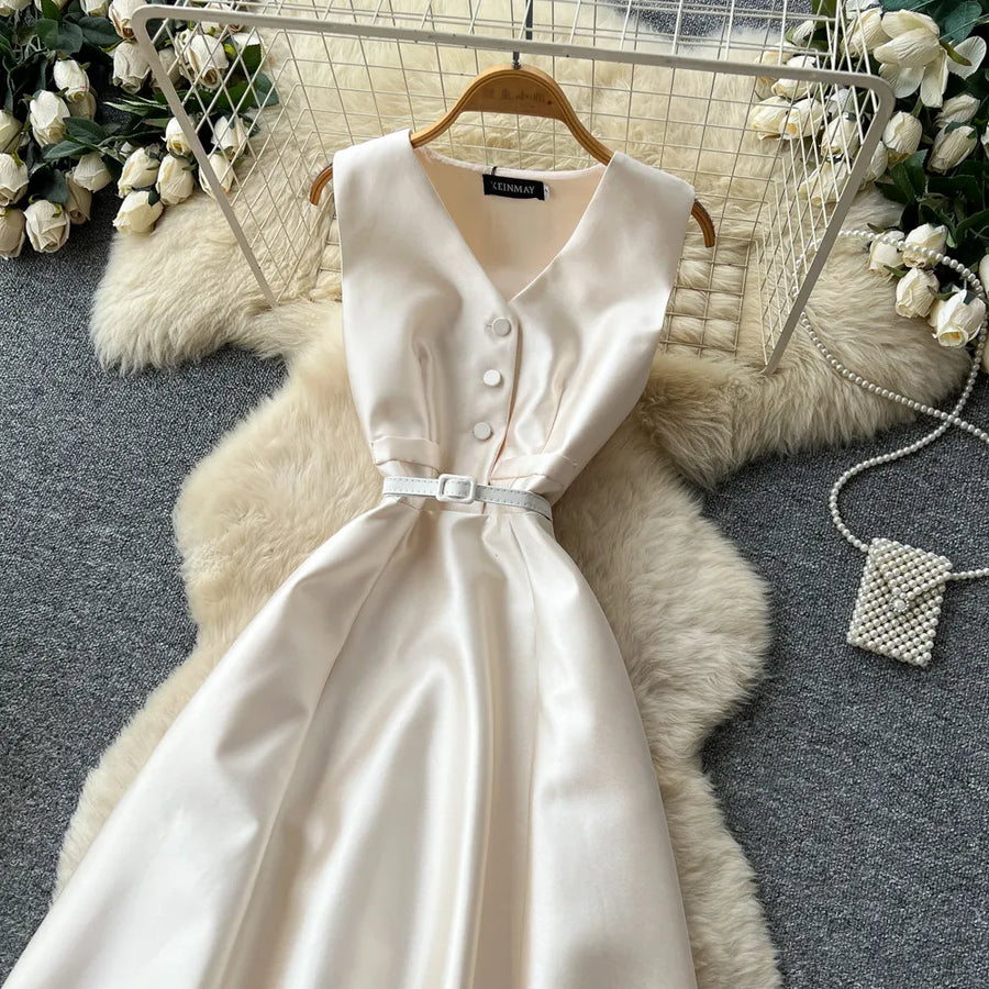 Sleeveless A-line dress with a high waist, perfect for travel, with a high-quality fitted cut.