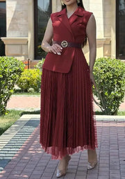 Elegant Sleeveless Dress with Fitted Neckline and High-Quality Sheer Mesh Patch