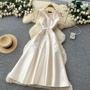 Sleeveless A-line dress with a high waist, perfect for travel, with a high-quality fitted cut.