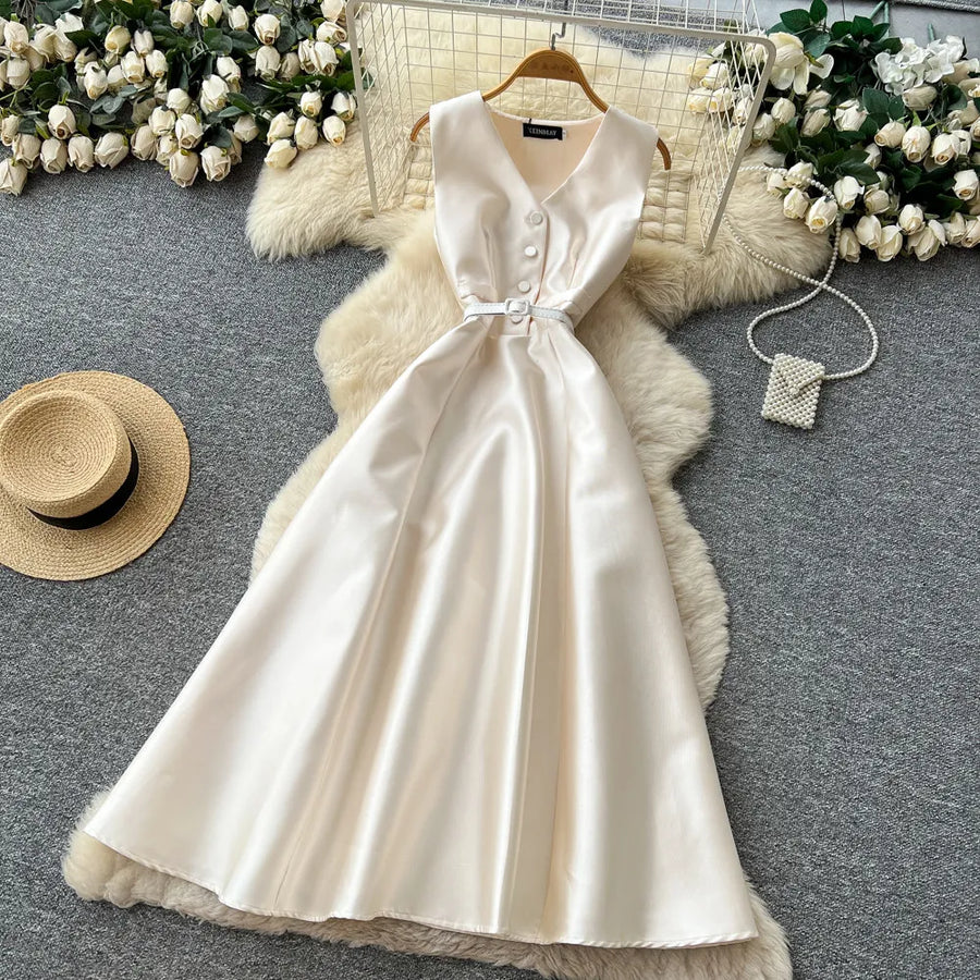 Sleeveless A-line dress with a high waist, perfect for travel, with a high-quality fitted cut.
