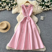 Sleeveless A-line dress with a high waist, perfect for travel, with a high-quality fitted cut.