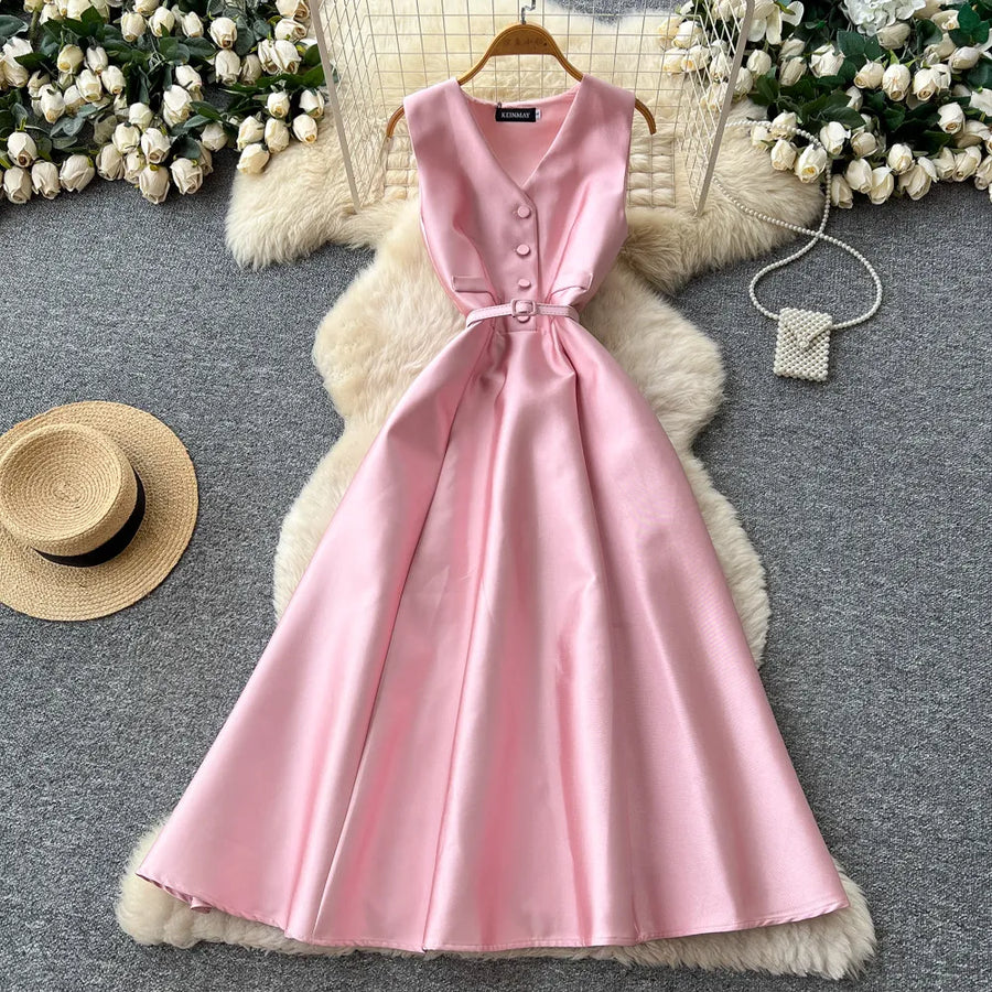 Sleeveless A-line dress with a high waist, perfect for travel, with a high-quality fitted cut.