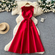 Sleeveless A-line dress with a high waist, perfect for travel, with a high-quality fitted cut.