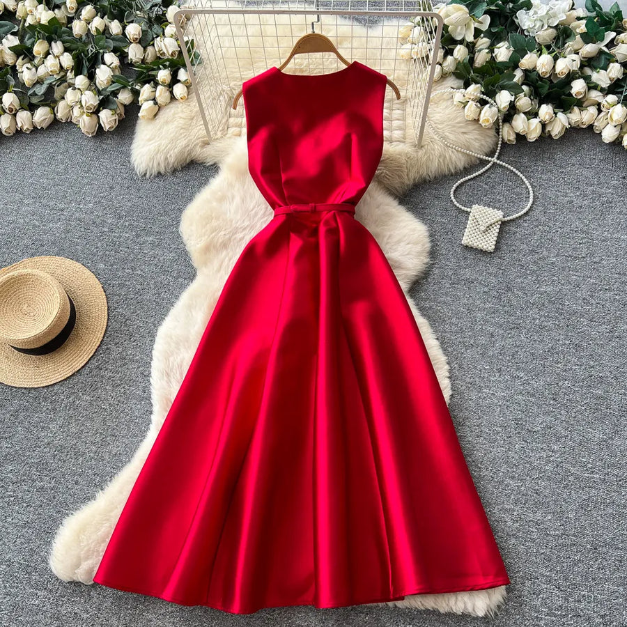 Sleeveless A-line dress with a high waist, perfect for travel, with a high-quality fitted cut.