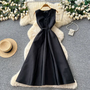 Sleeveless A-line dress with a high waist, perfect for travel, with a high-quality fitted cut.