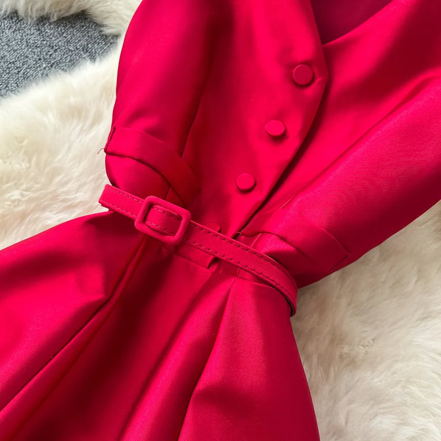 Sleeveless A-line dress with a high waist, perfect for travel, with a high-quality fitted cut.