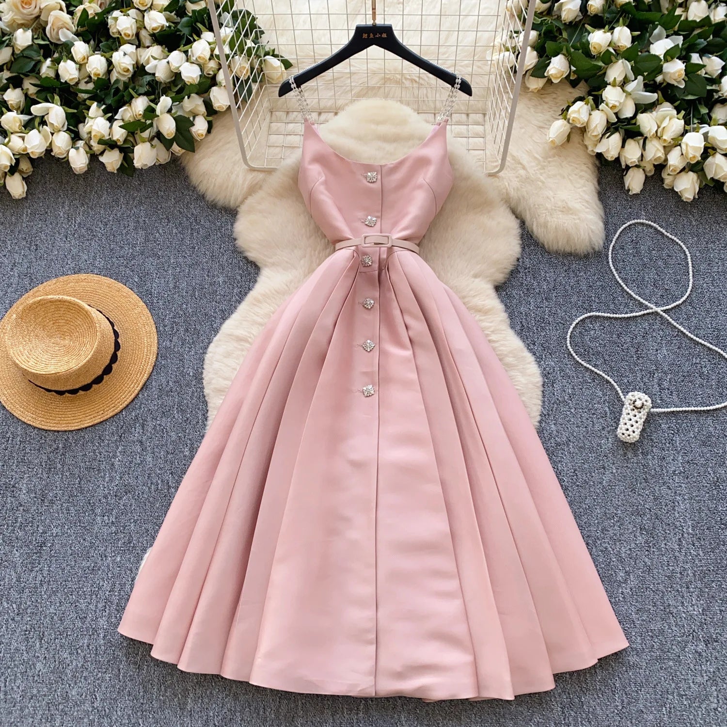 High-quality A-line dress with straps, V-neck, sleeveless, elegant fitted waist
