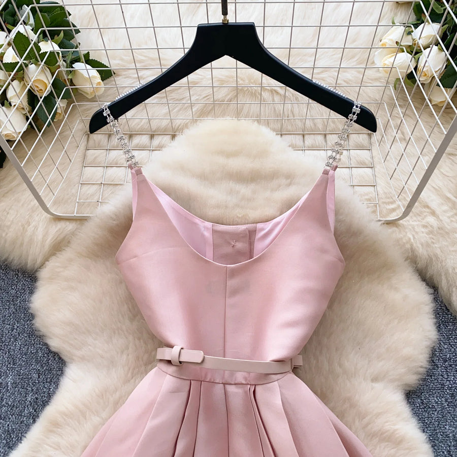 High-quality A-line dress with straps, V-neck, sleeveless, elegant fitted waist