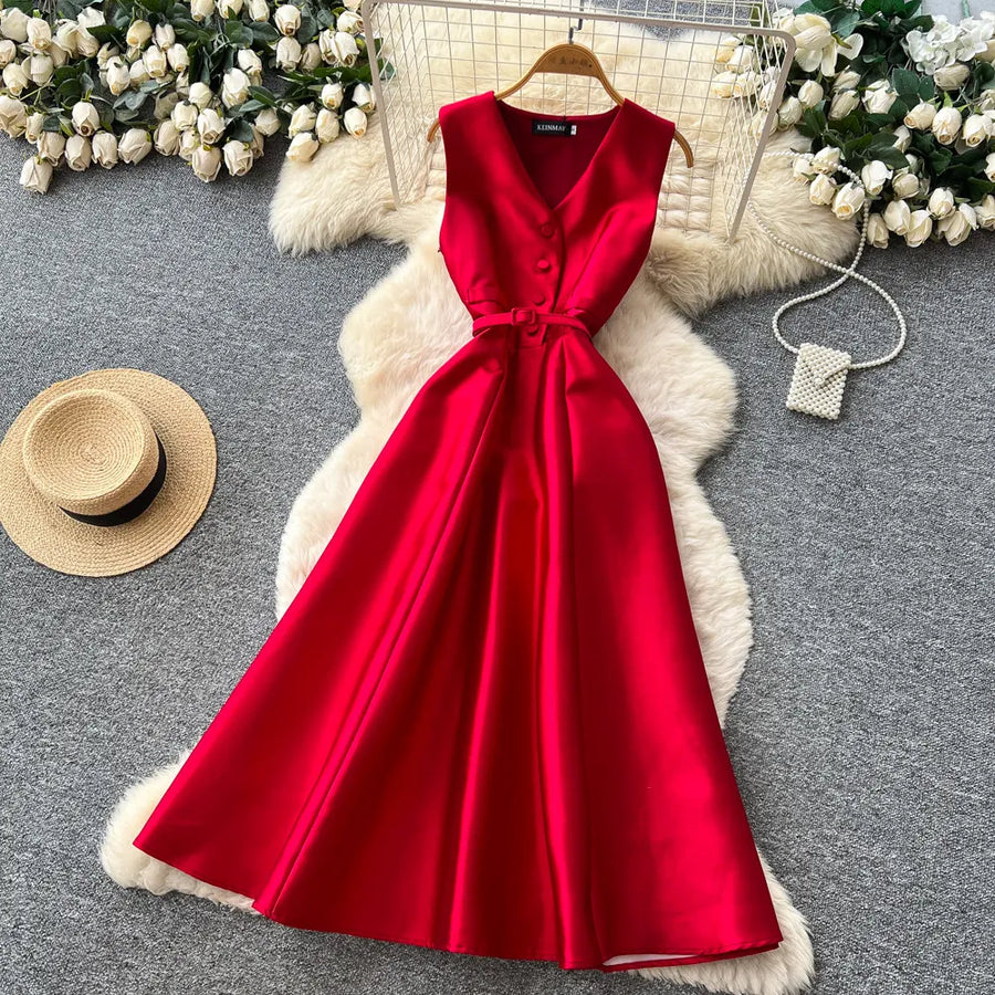 Sleeveless A-line dress with a high waist, perfect for travel, with a high-quality fitted cut.