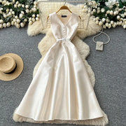 Sleeveless A-line dress with a high waist, perfect for travel, with a high-quality fitted cut.