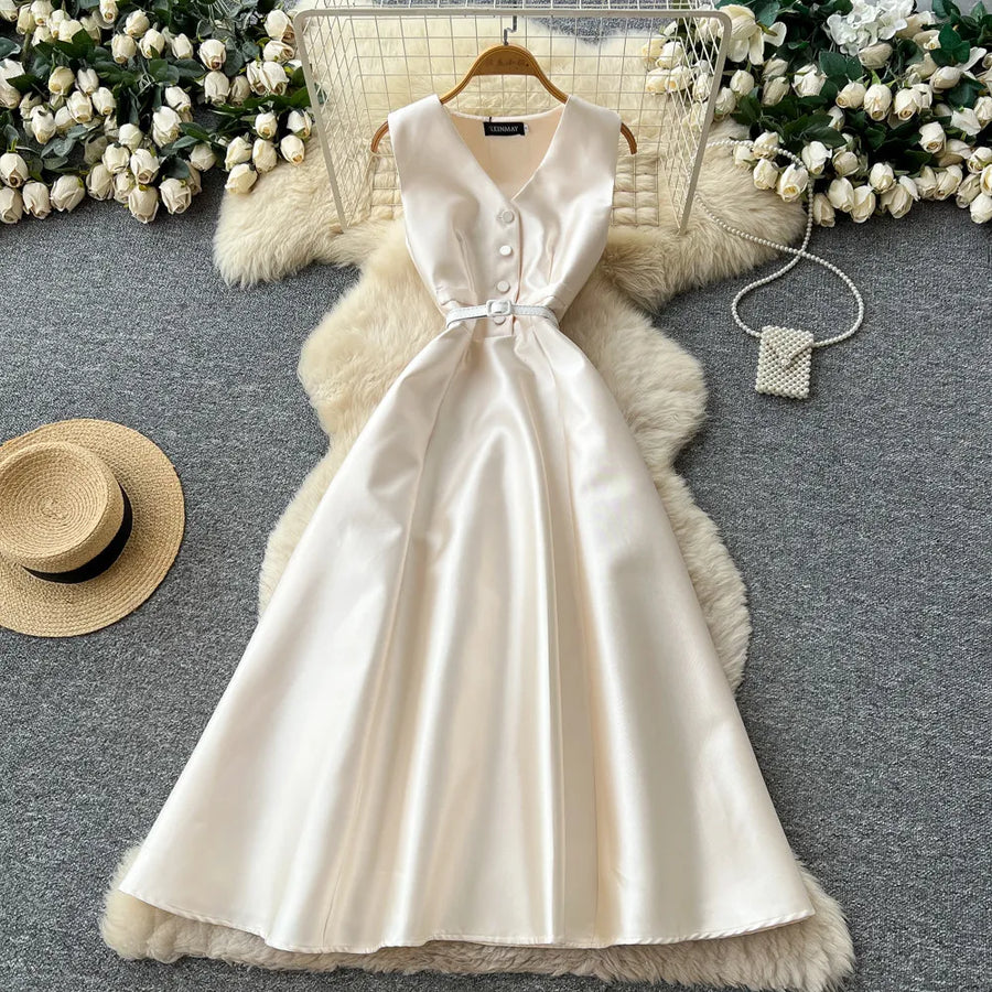 Sleeveless A-line dress with a high waist, perfect for travel, with a high-quality fitted cut.