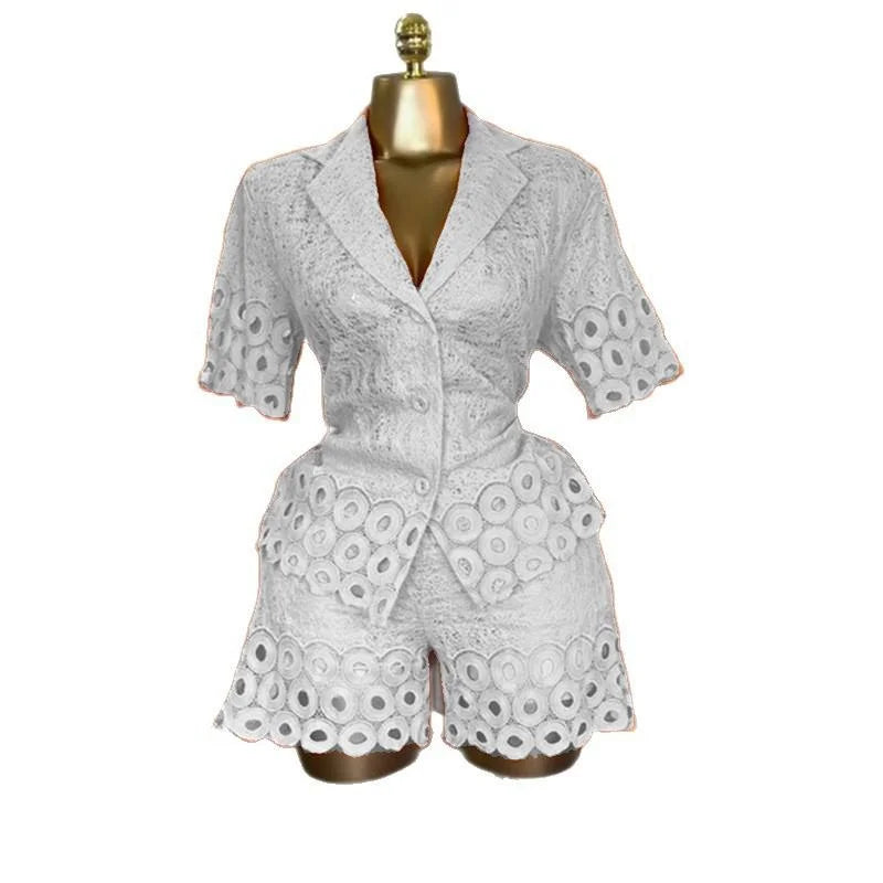 2-piece set: half-sleeved shirt and shorts with lace embroidery