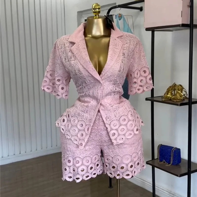 2-piece set: half-sleeved shirt and shorts with lace embroidery