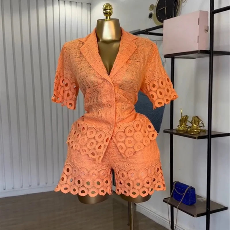 2-piece set: half-sleeved shirt and shorts with lace embroidery
