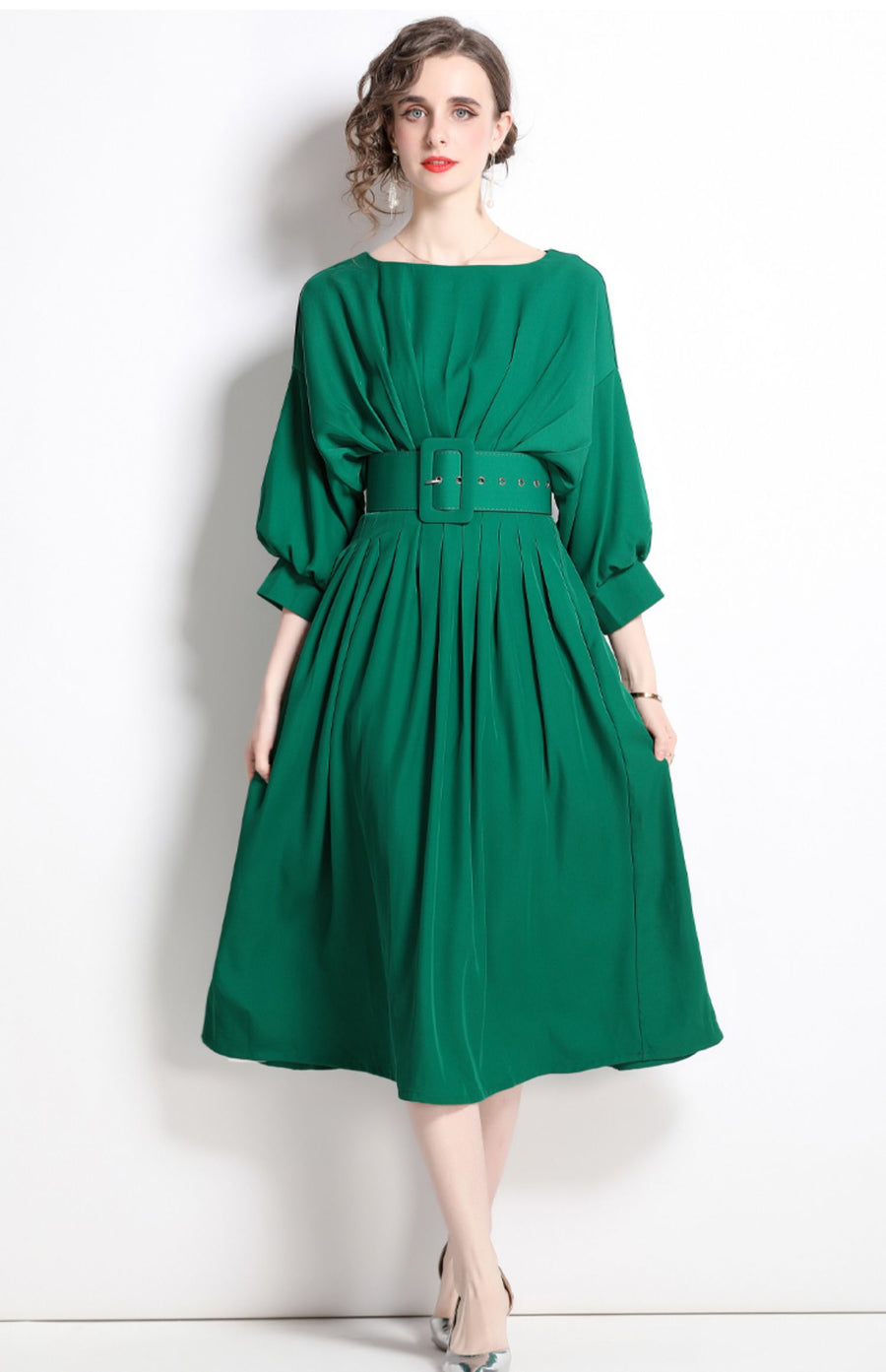 Elegant long sleeved dress with high quality belt