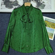 Green silk long-sleeved shirt with high-quality ties