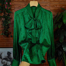 Green silk long-sleeved shirt with high-quality ties