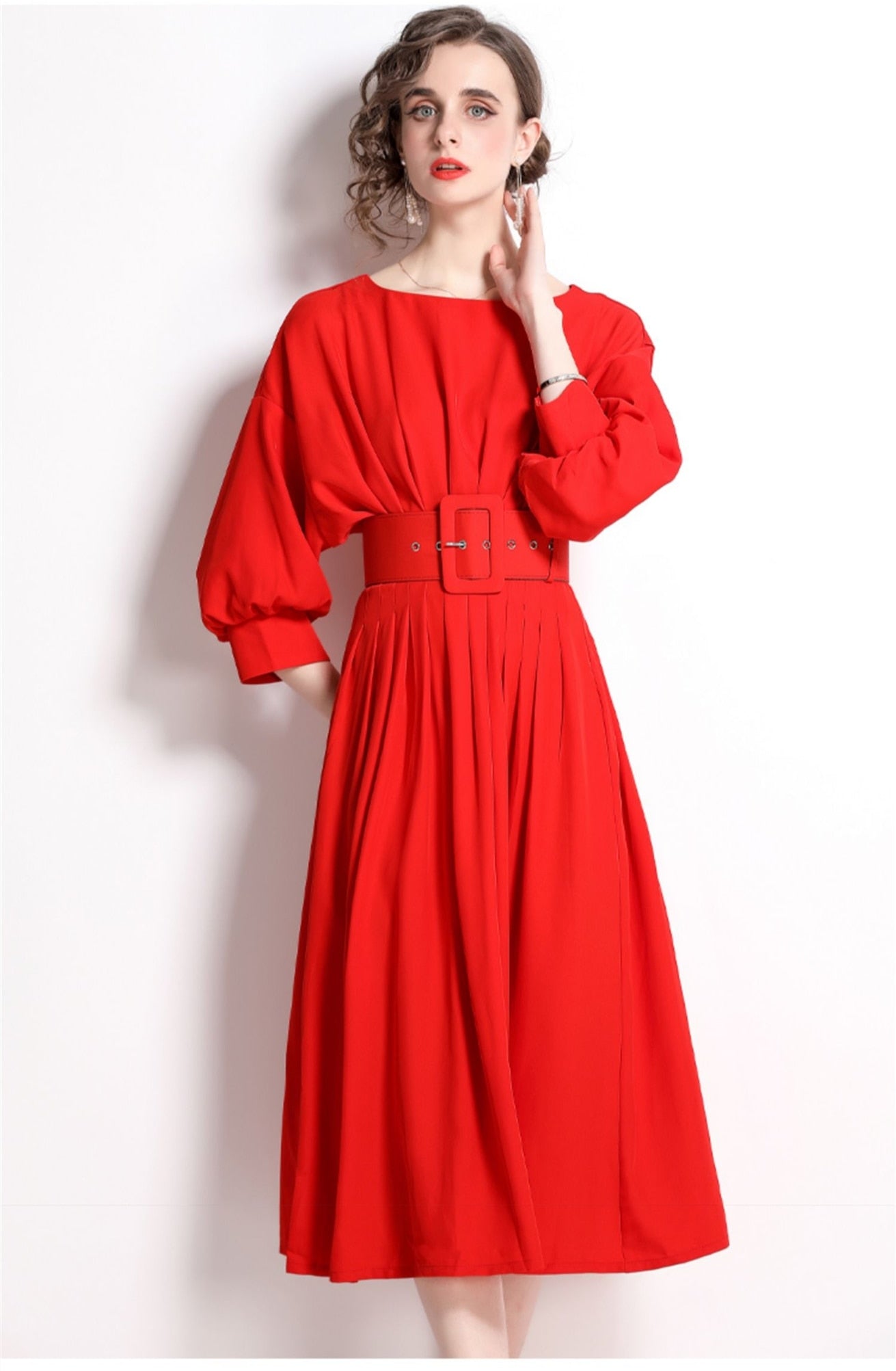 Elegant long sleeved dress with high quality belt